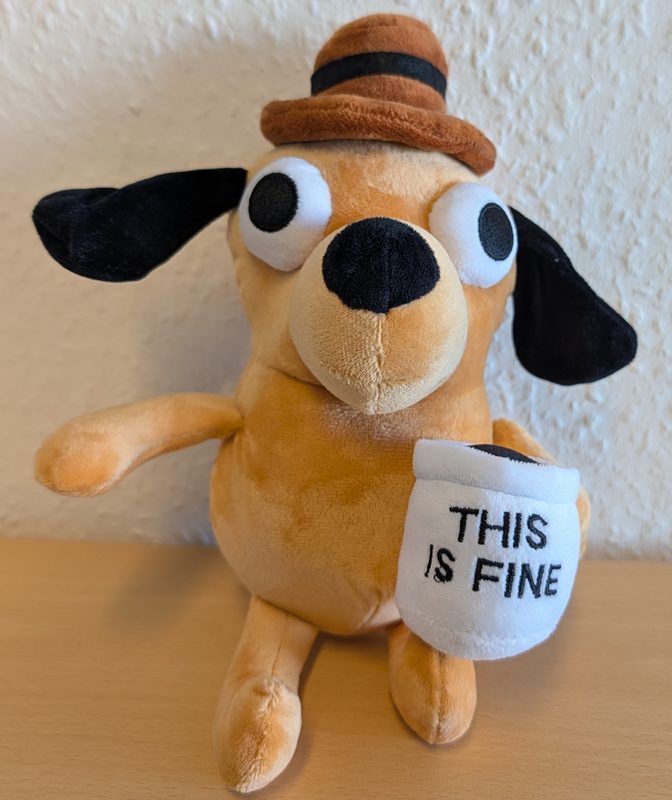 &bdquo;This is fine&ldquo;-Plüschtier